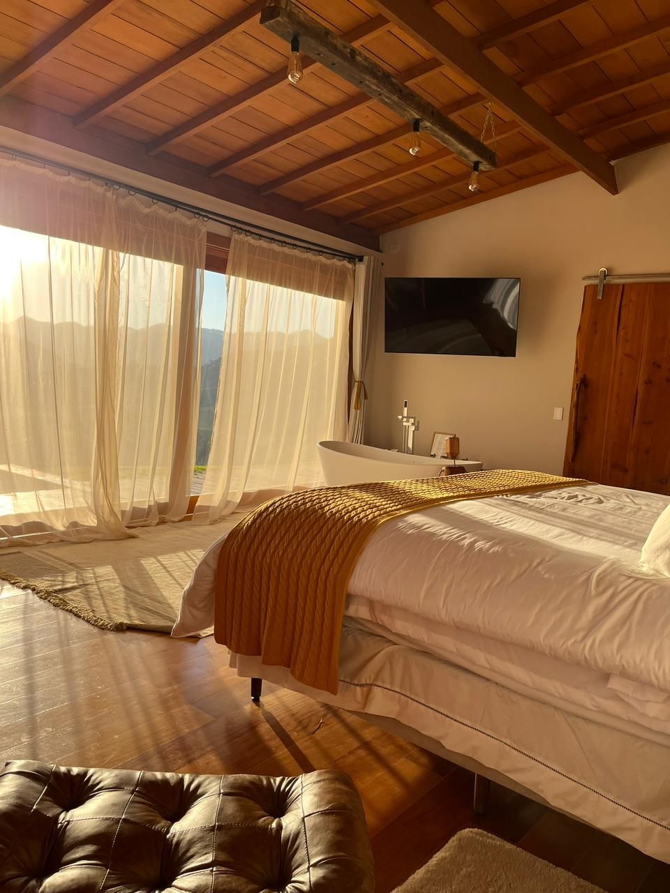 Detalhe interno — linho e madeira